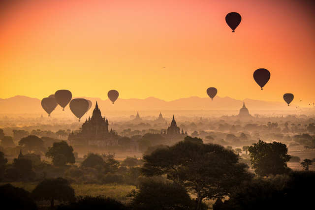 Vista aérea de templos en Bagan al amanecer con globos aerostáticos, destino exclusivo para directivos en Myanmar.