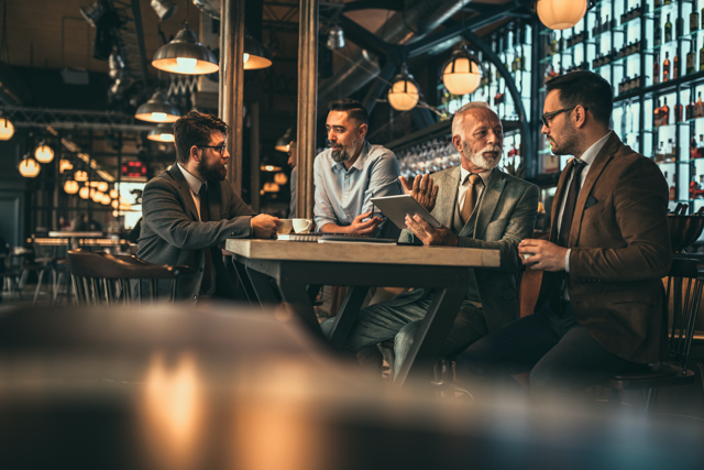 Círculo de toma de decisiones en un club privado de negocios de élite.