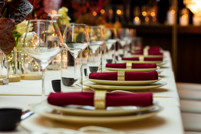 Mesa de negocios de alto nivel con protocolo de etiqueta ejecutiva