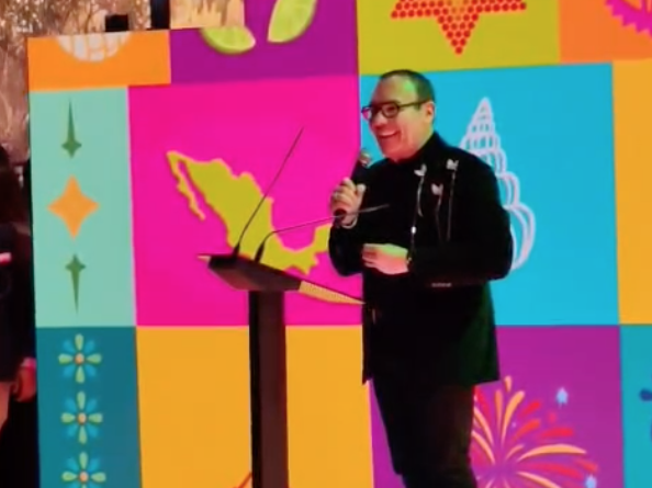 Daniel Espinosa presentando su colección en FITUR 2026 bajo el lema "México está de moda".