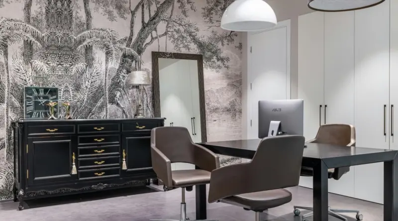 Oficina de alta dirección con estética minimalista y papel tapiz botánico, representando el vacío estratégico y el burnout ejecutivo.