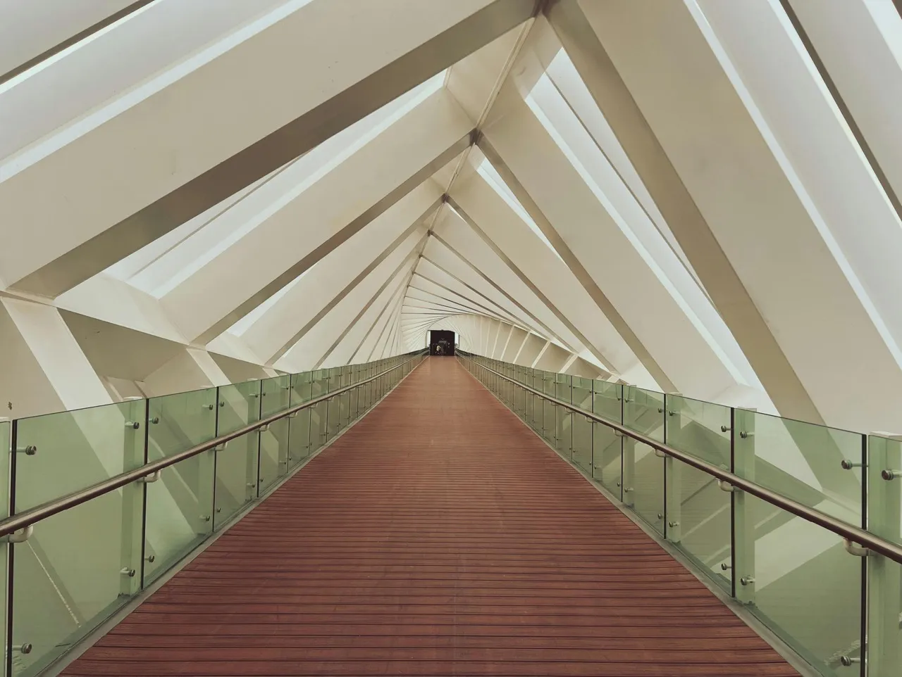 El costo invisible de la “Hiper-presencia”: Por qué su empresa vale menos cuando usted está más