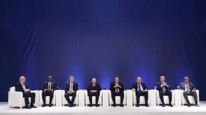 Auditoría de capital humano y retorno de inversión en foros empresariales internacionales con panelistas en entorno corporativo.