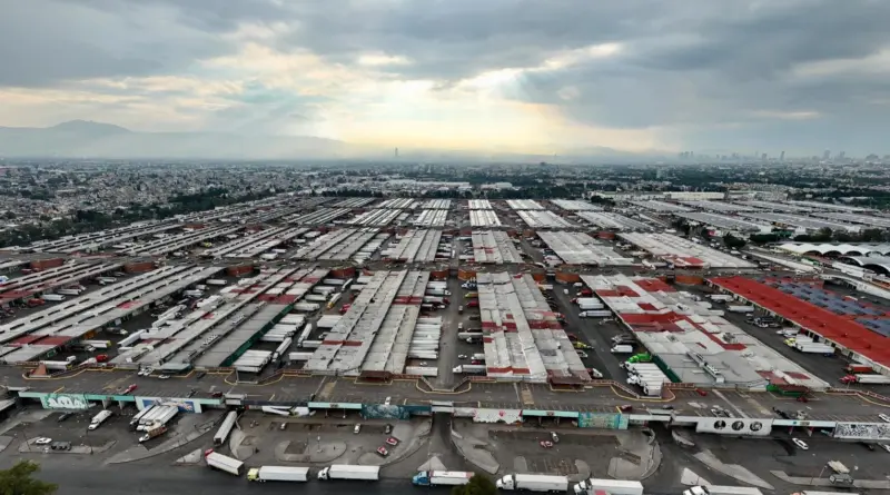 ista aérea de los andenes de carga e infraestructura logística de la Central de Abastos de CDMX, ilustrando la densidad transaccional de los canales tradicionales de distribución.