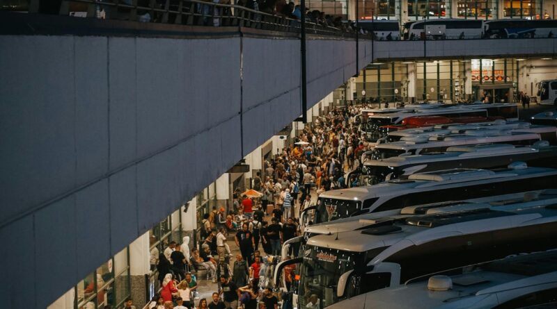 Estación de tránsito urbano moderno con andenes simétricos y flujos de movilidad, ilustrando la automatización y la infraestructura de transporte inteligente en Latinoamérica.
