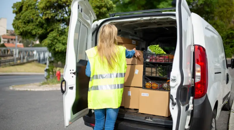 Operación de última milla y distribución logística local de e-commerce con cajas y productos perecederos.